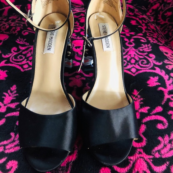 Hand embroidered Steve Madden heals - Picture 4 of 4